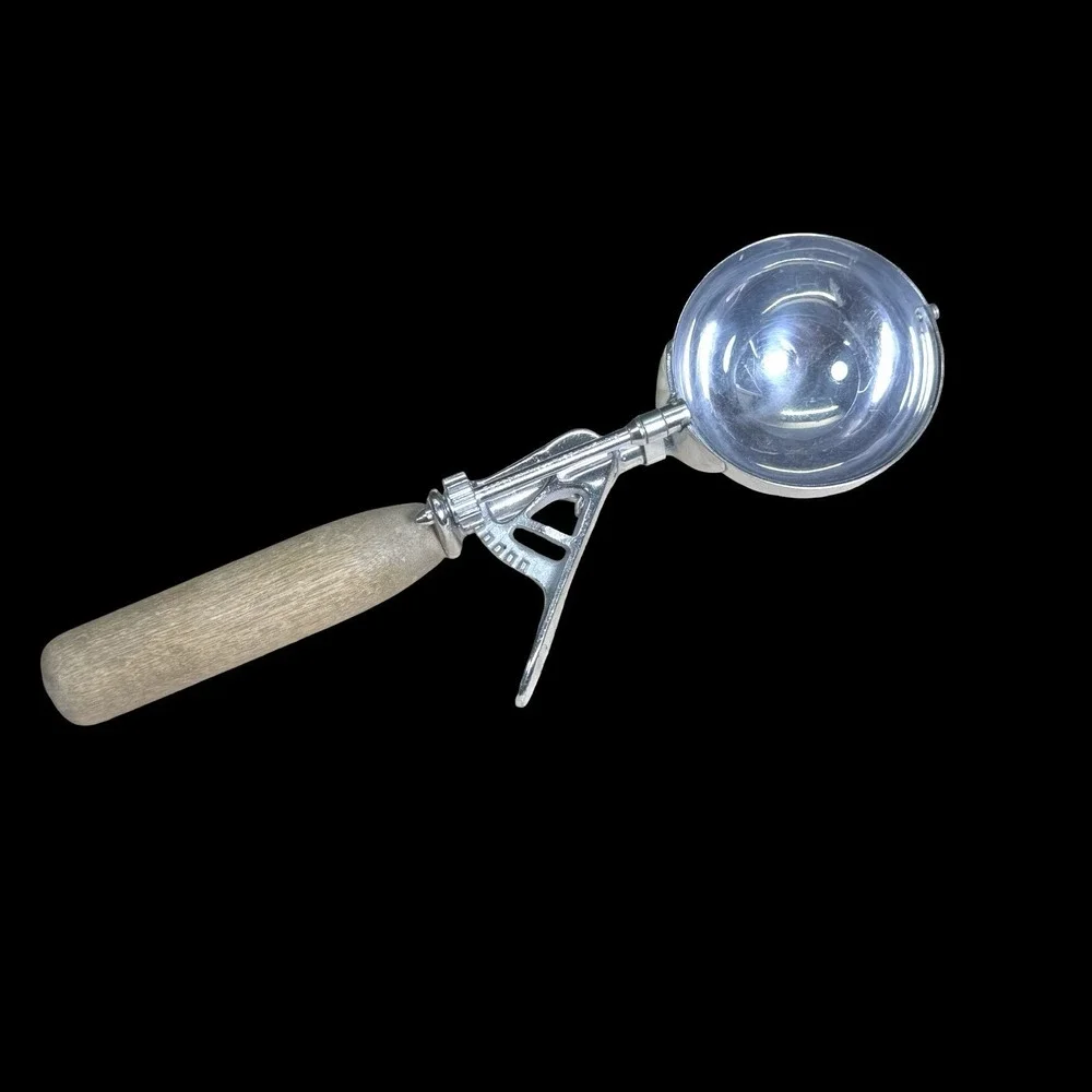Vintage HAMILTON BEACH Ice Cream Scoop #31 Wood Handle pat #1862527 Size 8‎